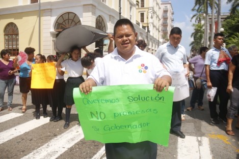 Alumnos y padres de familia del Centro de Atención Múltiple 54 de la colonia Playa Linda en Veracruz, Ver., bloquearon la avenida Independencia en demanda de un transformador nuevo para el plantel educativo, pues hace 4 meses que se encuentran sin energía eléctrica.