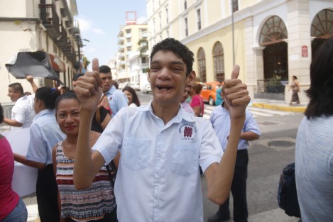 Alumnos y padres de familia del Centro de Atención Múltiple 54 de la colonia Playa Linda en Veracruz, Ver., bloquearon la avenida Independencia en demanda de un transformador nuevo para el plantel educativo, pues hace 4 meses que se encuentran sin energía eléctrica.