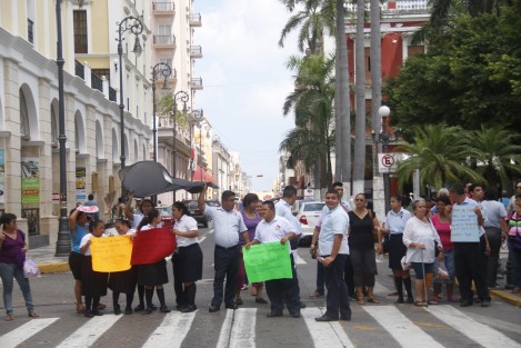 Alumnos y padres de familia del Centro de Atención Múltiple 54 de la colonia Playa Linda en Veracruz, Ver., bloquearon la avenida Independencia en demanda de un transformador nuevo para el plantel educativo, pues hace 4 meses que se encuentran sin energía eléctrica.