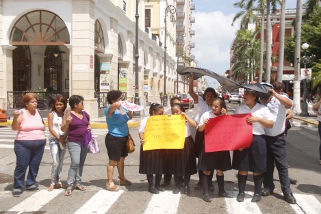 Alumnos y padres de familia del Centro de Atención Múltiple 54 de la colonia Playa Linda en Veracruz, Ver., bloquearon la avenida Independencia en demanda de un transformador nuevo para el plantel educativo, pues hace 4 meses que se encuentran sin energía eléctrica.