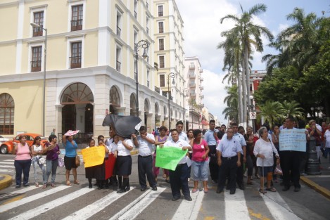 Alumnos y padres de familia del Centro de Atención Múltiple 54 de la colonia Playa Linda en Veracruz, Ver., bloquearon la avenida Independencia en demanda de un transformador nuevo para el plantel educativo, pues hace 4 meses que se encuentran sin energía eléctrica.