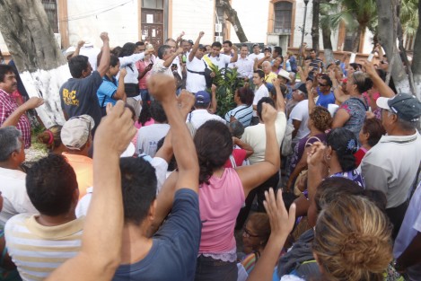 Seguidores de José Carlos Guevara <em>El Profe</em>, internado en <em>El Penalito</em> como probable responsable de daños en contra de la empresa TAMSA, se manifestaron afuera de los juzgados para pedir su liberación, ya que este día se define su situación legal. 