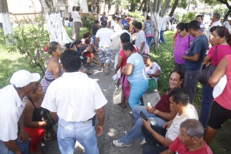 Seguidores de José Carlos Guevara <em>El Profe</em>, internado en <em>El Penalito</em> como probable responsable de daños en contra de la empresa TAMSA, se manifestaron afuera de los juzgados para pedir su liberación, ya que este día se define su situación legal.  