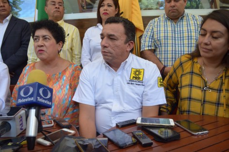 El Dirigente estatal del PRD, Jesús Velásquez, acompañado por alcaldes electos, dieron conferencia de prensa para anunciar que reforzarán el Frente Amplio Democrático.