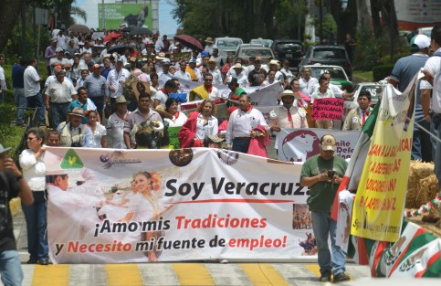 Miles de aficionados a las peleas de gallos y a la tauromaquia en Veracruz y otros estados, marcharon desde el Teatro del Estado  hasta el centro de la ciudad, para dialogar con autoridades de gobierno, luego de que el gobernador Miguel Ángel Yunes, vetara la reforma que volvía a permitir vaquilladas y peleas de gallos en el estado. 