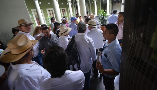 Una comitiva de galleros entró a dialogar con funcionarios del Gobierno del Estado, mientras el demás contingente corrió para no mojarse.