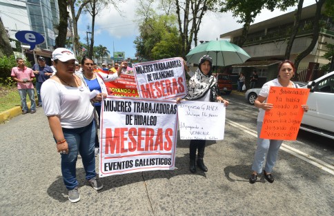 Miles de aficionados a las peleas de gallos y a la tauromaquia en Veracruz y otros estados, marcharon desde el Teatro del Estado hasta el centro de la ciudad, para dialogar con autoridades de gobierno, luego de que el gobernador Miguel Ángel Yunes, vetara la reforma que volvía a permitir vaquilladas y peleas de gallos en el estado. 