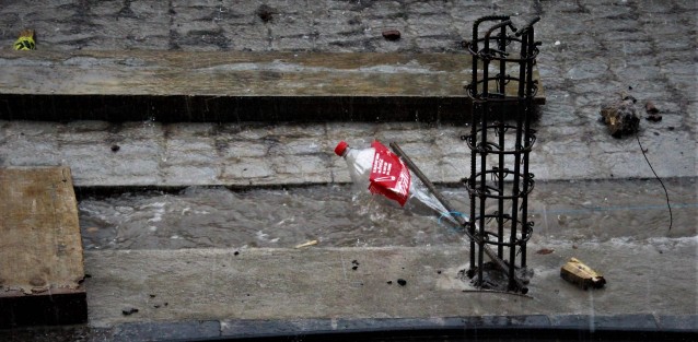 Mientras no aprendamos a no tirar basura en las calles, los xalapeños deberemos aguantar los encharcamientos e inundaciones. 