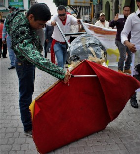 Megamarcha para apoyar la realización de vaquilladas y peeas de gallos en Veracruz. 
