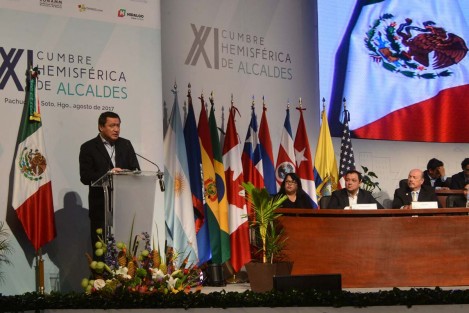 El presidente municipal de Xalapa, Américo Zúñiga Martínez, participa en la XI Cumbre Hemisférica de Alcaldes, que se realiza en esta ciudad y reúne a autoridades de 16 mil municipios, representando a 600 millones de personas de 28 países del continente.
