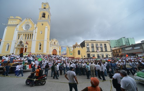 Con megamarcha piden al Gobernador que no se prohiban las vaquilladas y peleas de gallos. 