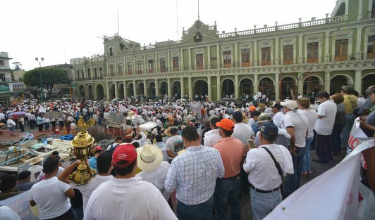 Con megamarcha piden al Gobernador que no se prohiban las vaquilladas y peleas de gallos. 