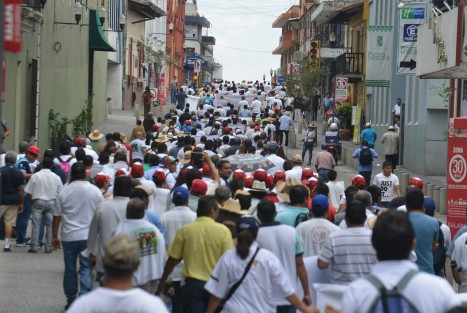 Con megamarcha piden al Gobernador que no se prohiban las vaquilladas y peleas de gallos. 