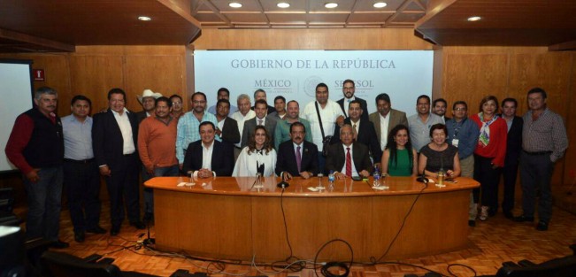El alcalde Américo Zúñiga Martínez presidió una reunión de cerca de 50 alcaldes que acudieron a las oficinas de la Secretaría de Desarrollo Social (Sedesol), para analizar los casos en donde se utilizaron recursos del Fondo de Infraestructura Social Municipal (FISM) 2017 para solventar obras del 2016.
