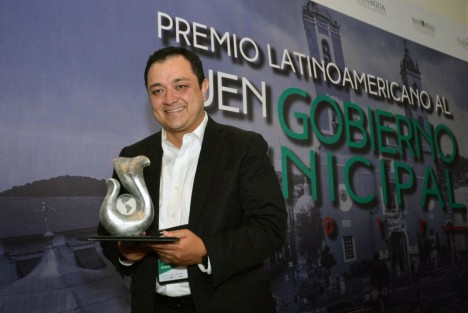 El copresidente de la Federación Nacional de Municipios de México (Fenamm), Américo Zúñiga Martínez, recibió, en nombre del Ayuntamiento de Xalapa, Veracruz, el Premio Latinoamericano al Buen Gobierno Municipal 2017, que lo distingue por encabezar la mejor administración local de México.