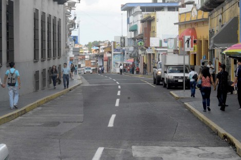 Este sábado se cerrará, por diez días, a la circulación vehicular, la calle de Zamora, entre Mata y Enríquez, por trabajos de conexión de drenajes sanitarios, pluviales y agua potable en la bocacalle, como parte de la reconstrucción de Enríquez. 