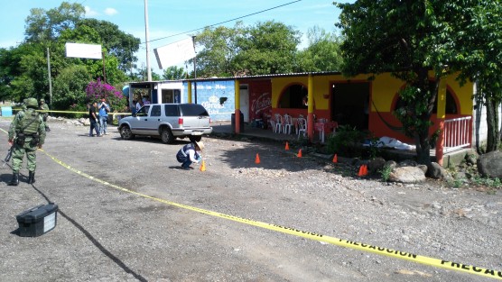 Testigos de los hechos solicitaron la presencia de elementos de seguridad, trasladándose al sitio elementos de la Policía Municipal quienes acordonaron el lugar, en espera de personal de la Fiscalía General del Estado y Servicios Periciales quienes se encargarían de realizar las diligencias correspondientes. 