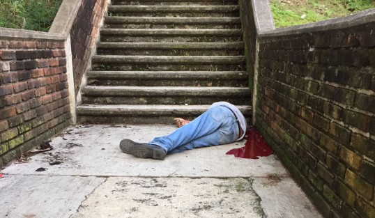 Un hombre cuya identidad se desconoce por el momento fue asesinado la tarde noche de este viernes de dos balazos en el rostro cuando caminaba en unas escalinatas de Xalapa 2000.