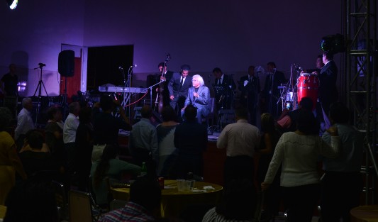 Dentro del Festival de las Flores Xalapa llena de luz se presentaron Pepe Bustos y los santaneros,  así como La Sonora Dinamita quienes hicieron bailar por varias horas a los asistentes.