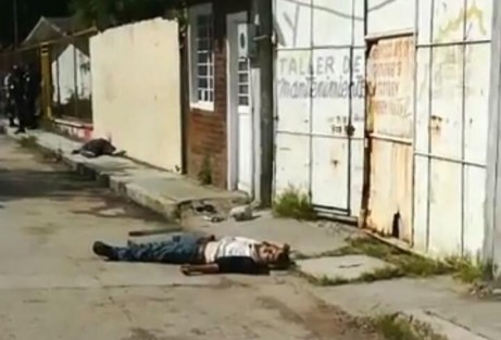 Una balacera se registró este sábado en la colonia El Águila de Nogales, Ver., donde al menos dos personas perdieron la vida y una resultó seriamente lesionada. 