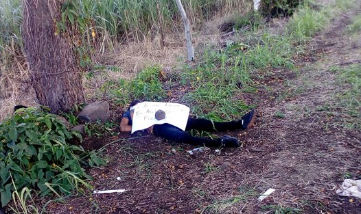  Los restos de un hombre con señales de tortura y atado de manos a la espalda, muerto posiblemente por heridas de bala, fueron hallados este mediodía de sábado, por lugareños de la zona Pocitos Cañamazo, municipio de Paso del Macho. Estaba cubierto de la cara con su camisa y con una cartulina que decía <em>esto me pasa por ser cobra piso</em>.                      

 La Fiscalía Regional ordenó hizo presencia a través de Servicios Periciales y ordenaron el levantamiento del cadáver para su necropsia.