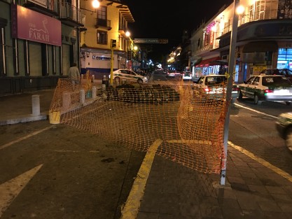 Este sábado iniciaron los trabajos de conexión de drenajes sanitarios, pluviales y agua potable en la bocacalle de Zamora con Enríquez, por lo que el tramo que inicia en Mata, se mantendrá cerrada a la vialidad por diez días, aproximadamente. 