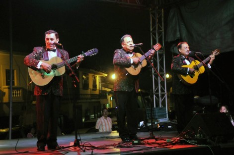 Cantar con el Trío Los Panchos <em>Como un Rayito de luna o El Andariego con Los Tres de Coatepec o saborear la gastronomía en el Festín de sabores de la calle, fueron parte de las emociones vividas en el Barrio de Xallitic durante el Festival de las Flores, Xalapa llena de luz durante este sábado. 