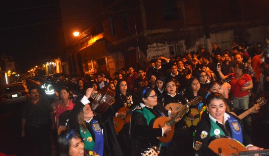 Como parte del Festival de las Flores, Xalapa Llena de Luz, la noche de este sábado, la Tuna Femenil de la Universidad Veracruzana junto con la Tuna Universitaria de Xalapa inundaron con música calles de Xalapa, en su recorrido desde el Corredor Cultural Carlos Fuentes, hasta el Paseo de los Lagos donde ofrecieron un concierto para todos los presentes.
