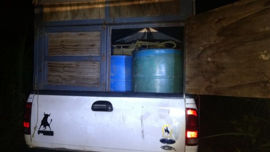 Una camioneta con reporte de robo fue asegurada junto con otros dos vehículos los cuales fueron dejados abandonos en un camino de terracería en Ixtaczoquitlán, Ver.. Transportaban bidones donde habrían transportado combustible robado. 