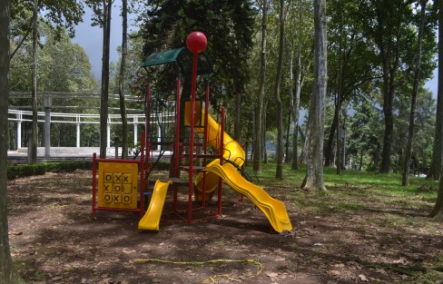 Fueron colocados aparatos de ejercicio y juegos infantiles sobre el camellón de la avenida Xalapa en el cruce de avenida Lázaro Cárdenas, lo cual le da vida al lugar, que era ocupado por los limpiaparabrisas que ahí laboran. 