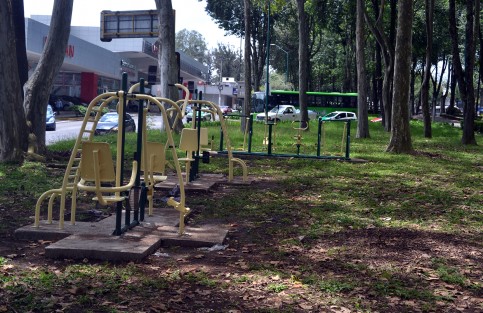 Fueron colocados aparatos de ejercicio y juegos infantiles sobre el camellón de la avenida Xalapa en el cruce de avenida Lázaro Cárdenas, lo cual le da vida al lugar, que era ocupado por los limpiaparabrisas que ahí laboran. 