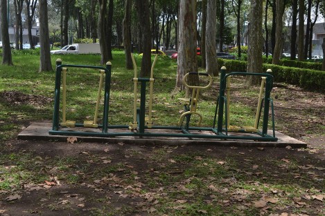 Fueron colocados aparatos de ejercicio y juegos infantiles sobre el camellón de la avenida Xalapa en el cruce de avenida Lázaro Cárdenas, lo cual le da vida al lugar, que era ocupado por los limpiaparabrisas que ahí laboran. 