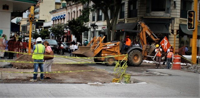 Continúan las obras de remodelación de la Avenida Enríquez, mismas que hasta la calle de Lucio estarán concluidas antes de las Fiestas Patrias, según las autoridades municipales.  