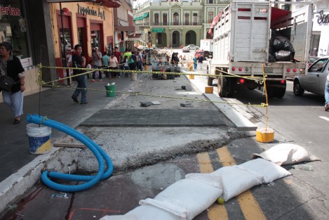 La ampliación de la banqueta en Lucio se está materializando; ya no será sólo de pintura y macetones; una tentadora zona para el comercio informal, problema que se quedará de herencia para la próxima administración.