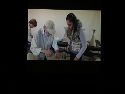 Con imágenes de eventos en los que sus máscaras y mojigangas han tenido gran lucimiento, así como de algunos de los talleres en los que el Maestro Juvenal ha compartido sus conocimientos con la nuevas generaciones, el genial artesano veracruzano presume que mientras a otros la edad se les vino encima sin carnaval ni comparsa, él ha estado en montones de carnavales y comparsas.
