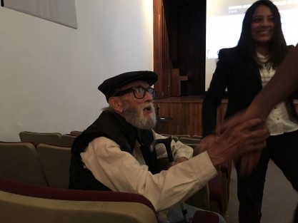 El  Maestro Juvenal González fue un personaje fundamental de los carnavales de la ciudad de Xalapa, donde sus obras fueron la imagen de la alegría y el color de los desfiles, alegría e ímpetu, que aún mantiene a pesar de sus pasos lentos, con que aún se le ve recorrer su barrio.   