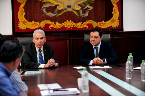 El alcalde Américo Zúñiga Martínez recibió en Palacio Municipal al rector de la Universidad Anáhuac Campus Xalapa, Luis Linares Romero, con quien dialogó acerca de diversos requerimientos en materia urbanística y de vialidad en la zona sur de la ciudad.
