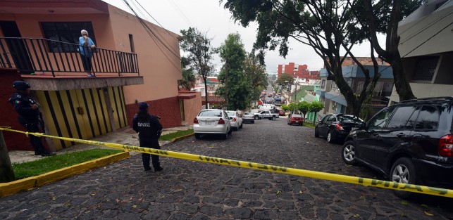 Vecinos de la zona reportaron a las autoridades el sonido de disparos, así como el posterior rechinido de llantas.

