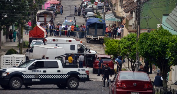 Al lugar llegaron elementos de la SSP, quienes al parecer aún encontraron con vida al maestro, pero en instantes falleció. 