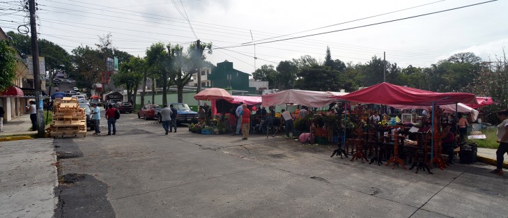 Cerca del sitio en donde fue asesinado el profesor, se coloca precisamente en martes, un tianguis. Sin embargo las autoridades llaman a la población en general a no alertarse...  Lo malo es que no todos traemos escolta ni chaleco antibalas como para sentirnos un poco más seguros.