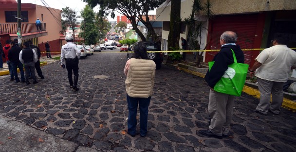 La mañana de este martes fue asesinado a balazos el maestro de Educación Física de la escuela primaria 20 de Noviembre, a espaldas del inmueble, ubicado en la colonia Pomona.