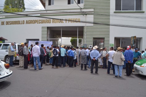 Campesinos de Soteapan de la Coalición Nacional Campesina, arribaron al mediodía a las instalaciones de la SEDARPA, para pedir al Secretario audiencia y solucionar la entrega de apoyos para el campo.