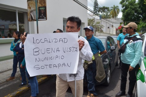 Campesinos de Soteapan de la Coalición Nacional Campesina, arribaron al mediodía a las instalaciones de la SEDARPA, para pedir al Secretario audiencia y solucionar la entrega de apoyos para el campo.