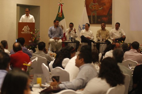 El consejo directivo de COPARMEX llevó a cabo su desayuno mensual teniendo como invitados a los delegados de INFONAVIT, IMSS y de la Secretaría del Trabajo y Previsión Social. Durante el desarrollo del evento se impartió la conferencia Cómo Atender una Revisión o Auditoría.