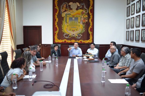 El alcalde Américo Zúñiga Martínez aseguró que su administración actuará con estricto apego a la Ley en el caso de la colonia Ferrocarrilera, a donde próximamente acudirá para atender el tema de la regularización..
