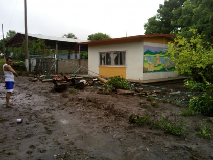 Daños en la carretera y casas y descarrilamiento del tren han dejado las lluvias de esta semana en la región cañera de Camarón de Tejeda y Paso del Macho, Ver. 
