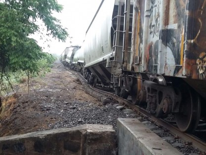 Daños en la carretera y casas y descarrilamiento del tren han dejado las lluvias de esta semana en la región cañera de Camarón de Tejeda y Paso del Macho, Ver. 