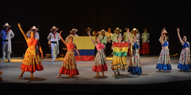 Con gran éxito se llevó a cabo Danza Festival el auditorio de la Sección 32 del SNTE, en la cual se presentaron los grupos Gala Ballet Xalapa- Colombia, Ballet Internacional del Estado de Veracruz y la Compañía Artística Danza Colombia.
