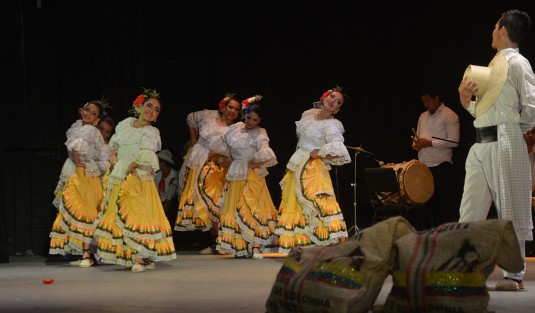 Por más de 2 horas los grupos danzaron al ritmo de la música mexicana y colombiana,  lo que hizo vibrar el escenario.
