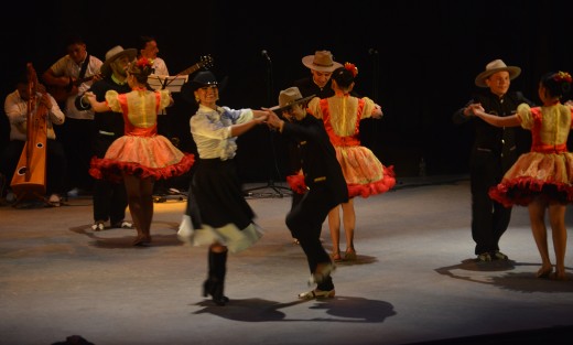 Por más de 2 horas los grupos danzaron al ritmo de la música mexicana y colombiana,  lo que hizo vibrar el escenario.

